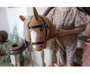 Steckenpferd Hobby Horsing mit offenem Maul 4
