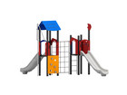 Spielturm mit Kletternetz und Rutschen