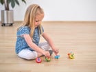 Set mit 12 bunten Holzkreiseln